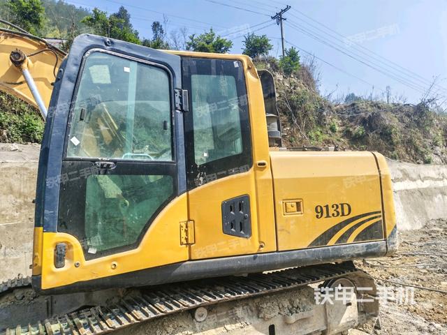 行走控制手柄和踏板?俯拍（駕駛室部分）