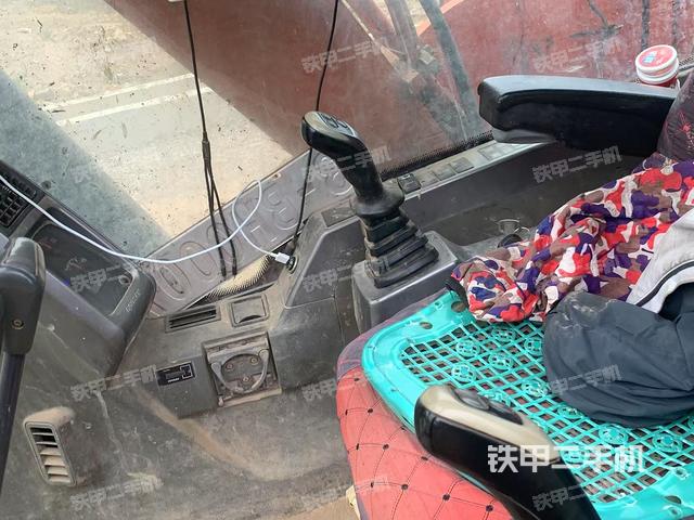 駕駛室整體(整機(jī)外觀) 駕駛室整體(整機(jī)外觀)