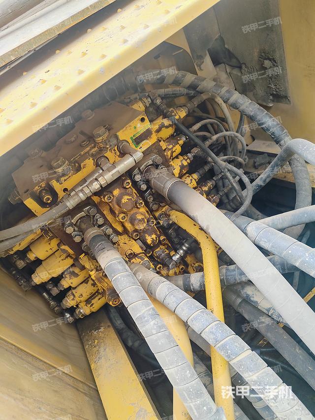 回转马达和主控阀（整机外观）