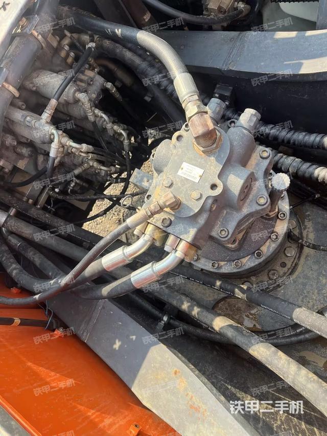 回轉馬達和主控閥（整機外觀）