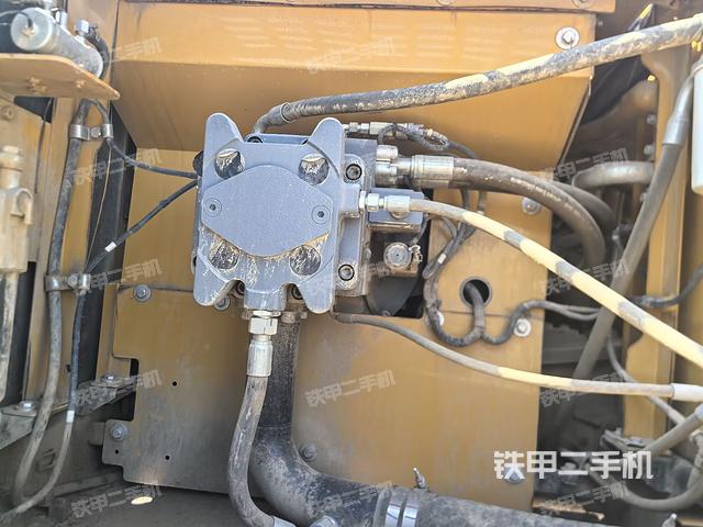 液壓泵艙室正面整體(整機外觀) 液壓泵艙室正面整體(整機外觀)