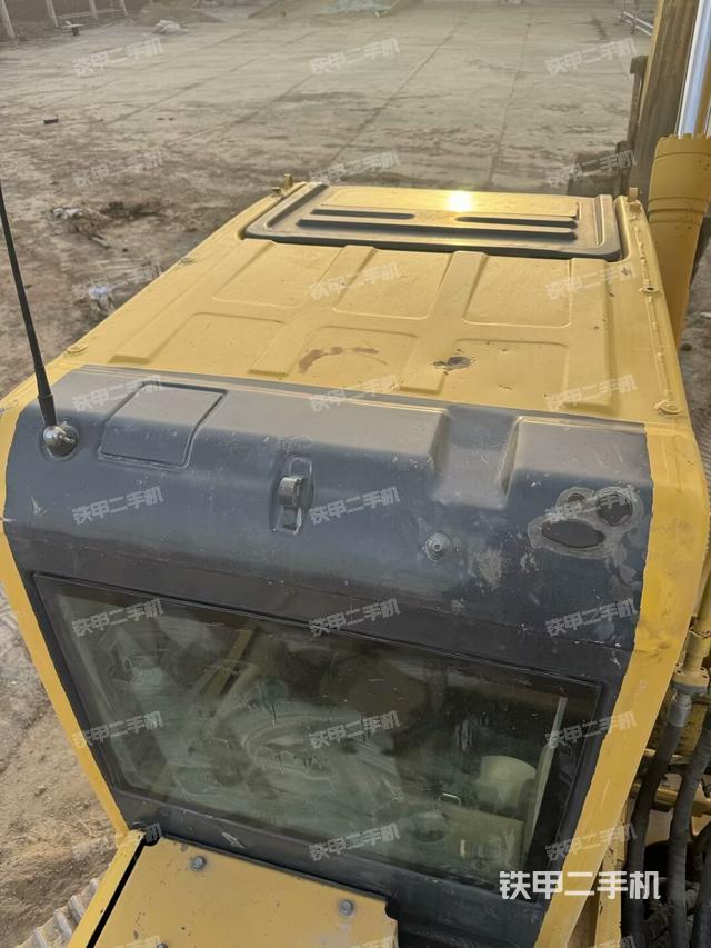 駕駛室頂部(整機(jī)外觀) 駕駛室頂部(整機(jī)外觀)