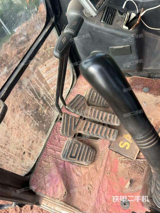 座椅右側(cè)控制臺(tái)/鑰匙門/油門/含右手柄(駕駛室部分) 座椅右側(cè)控制臺(tái)/鑰匙門/油門/含右手柄(駕駛室部分)