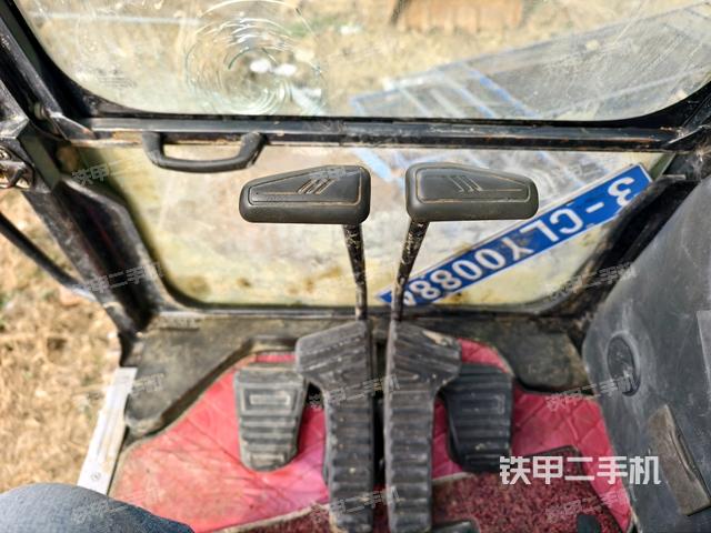 行走控制手柄和踏板?俯拍（駕駛室部分）