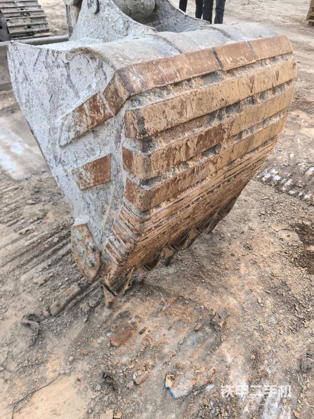 鏟斗右后整體(工作和回轉(zhuǎn)裝置) 鏟斗右后整體(工作和回轉(zhuǎn)裝置)