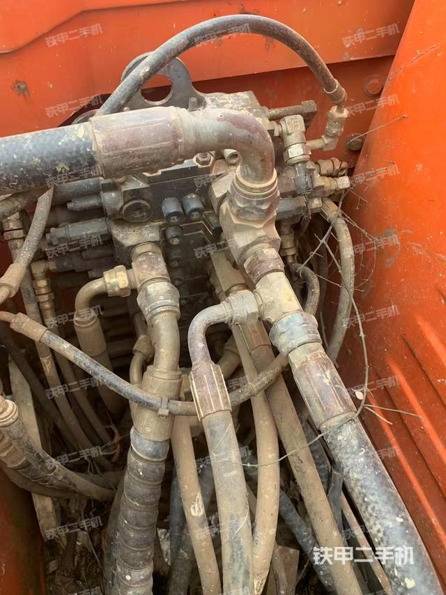 回轉(zhuǎn)馬達(dá)和主控閥(整機(jī)外觀) 回轉(zhuǎn)馬達(dá)和主控閥(整機(jī)外觀)