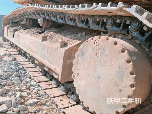 單側(cè)履帶整體(整機(jī)外觀) 單側(cè)履帶整體(整機(jī)外觀)