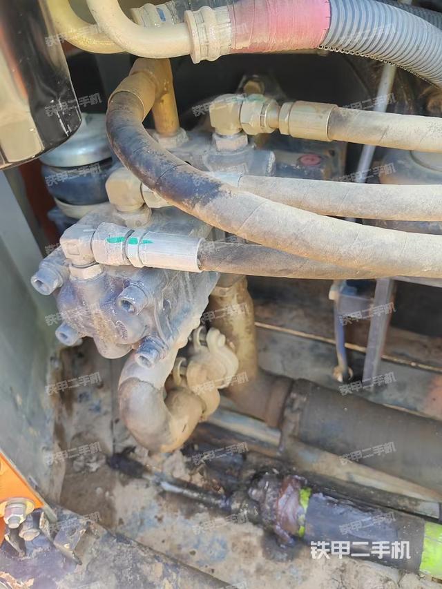 液壓泵艙室正面整體（整機外觀）