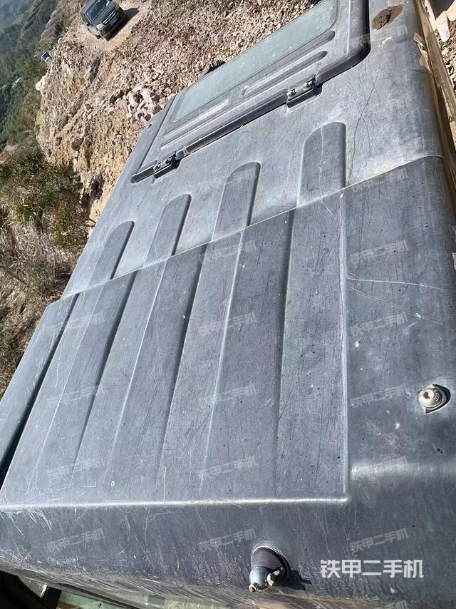 駕駛室頂部(整機(jī)外觀) 駕駛室頂部(整機(jī)外觀)