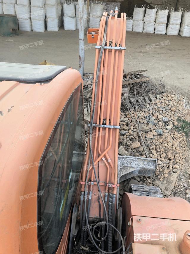 大臂背部俯視(工作和回轉(zhuǎn)裝置) 大臂背部俯視(工作和回轉(zhuǎn)裝置)