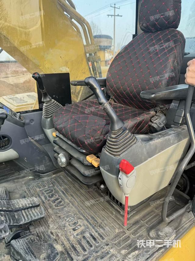 駕駛室整體(整機(jī)外觀) 駕駛室整體(整機(jī)外觀)