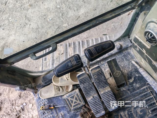 行走控制手柄和踏板?俯拍(駕駛室部分) 行走控制手柄和踏板?俯拍(駕駛室部分)