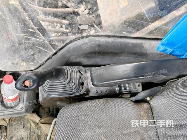 座椅右側(cè)控制臺(tái)/鑰匙門(mén)/油門(mén)/含右手柄(駕駛室部分) 座椅右側(cè)控制臺(tái)/鑰匙門(mén)/油門(mén)/含右手柄(駕駛室部分)