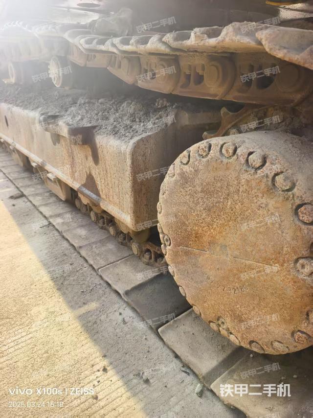 單側(cè)履帶整體(整機(jī)外觀) 單側(cè)履帶整體(整機(jī)外觀)
