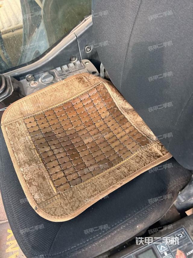 行走控制手柄和踏板?俯拍(駕駛室部分) 行走控制手柄和踏板?俯拍(駕駛室部分)