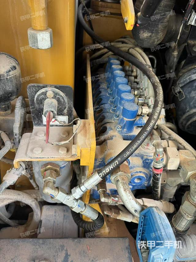 回转马达和主控阀（整机外观）