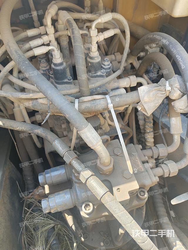 回转马达和主控阀（整机外观）