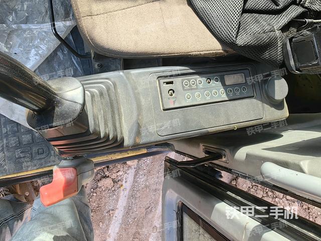 座椅右側(cè)控制臺(tái)/鑰匙門/油門/含右手柄（駕駛室部分）