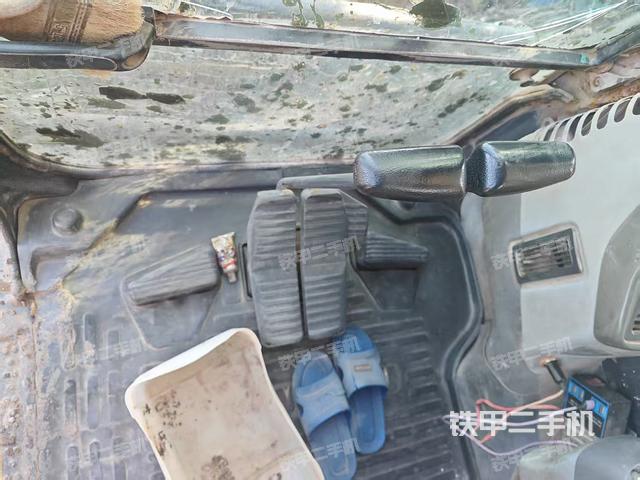 行走控制手柄和踏板?俯拍（駕駛室部分）