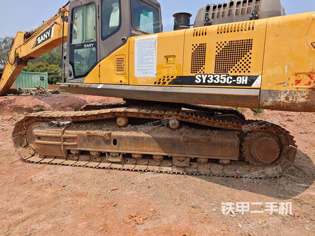 單側(cè)履帶整體(整機(jī)外觀) 單側(cè)履帶整體(整機(jī)外觀)