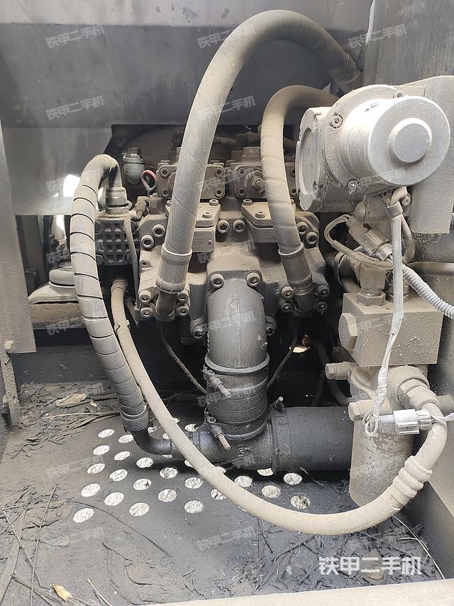 液压泵舱室正面整体（整机外观）