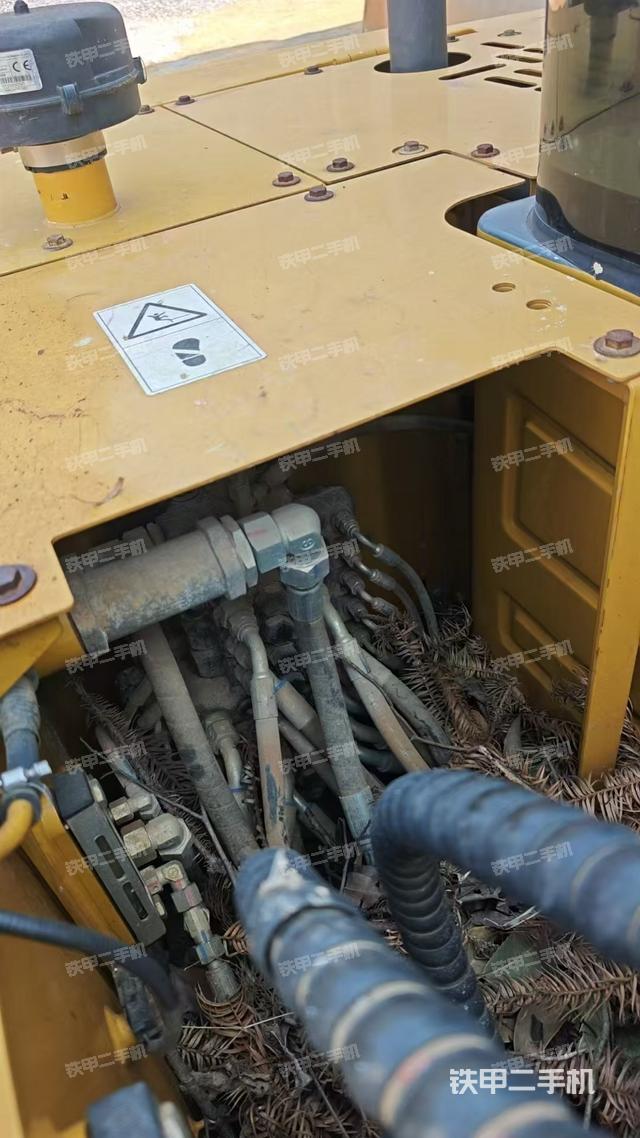 回轉(zhuǎn)馬達(dá)和主控閥（整機(jī)外觀）