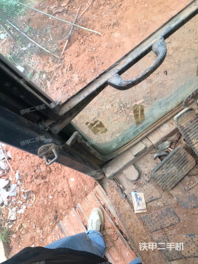 行走控制手柄和踏板?俯拍（駕駛室部分）