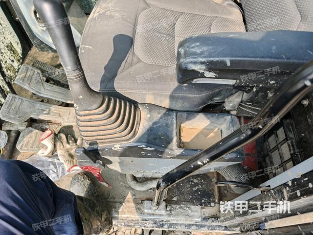 座椅右側(cè)控制臺(tái)/鑰匙門/油門/含右手柄(駕駛室部分) 座椅右側(cè)控制臺(tái)/鑰匙門/油門/含右手柄(駕駛室部分)