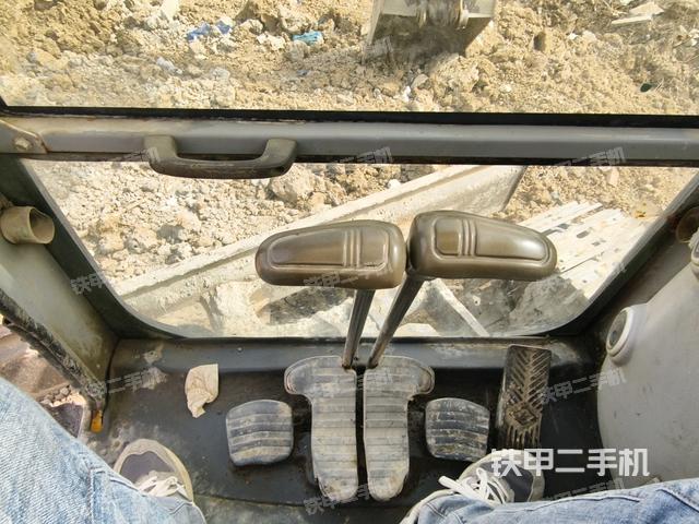 行走控制手柄和踏板?俯拍（駕駛室部分）