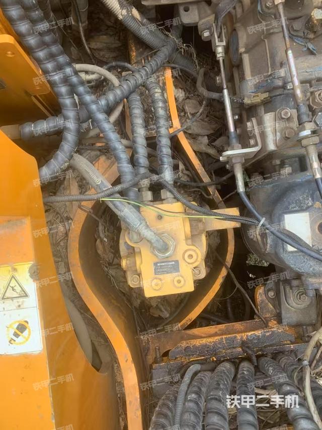 回轉(zhuǎn)馬達(dá)和主控閥（整機(jī)外觀）