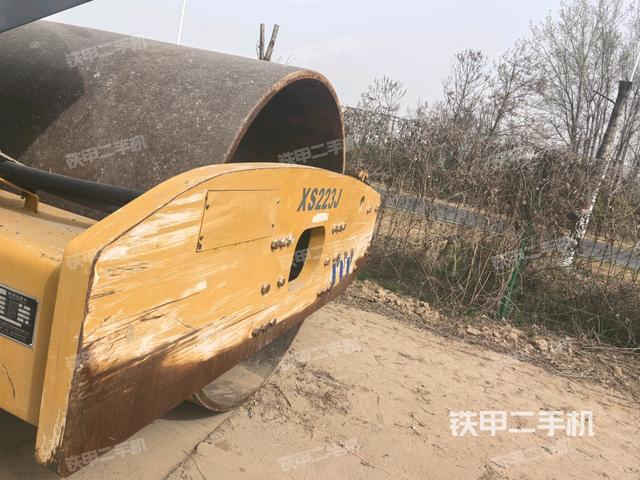 后輪左側(cè)全景(壓路機(jī)前后車架) 后輪左側(cè)全景(壓路機(jī)前后車架)