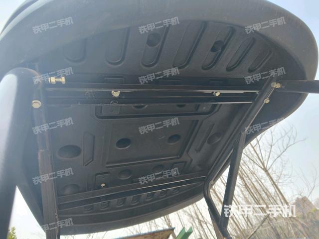 駕駛室頂部(整機(jī)外觀) 駕駛室頂部(整機(jī)外觀)