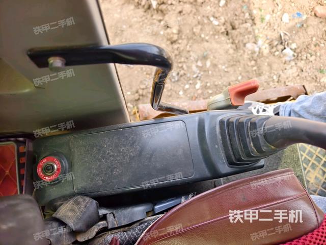 座椅左側(cè)控制臺/音響/含左手柄(駕駛室部分) 座椅左側(cè)控制臺/音響/含左手柄(駕駛室部分)