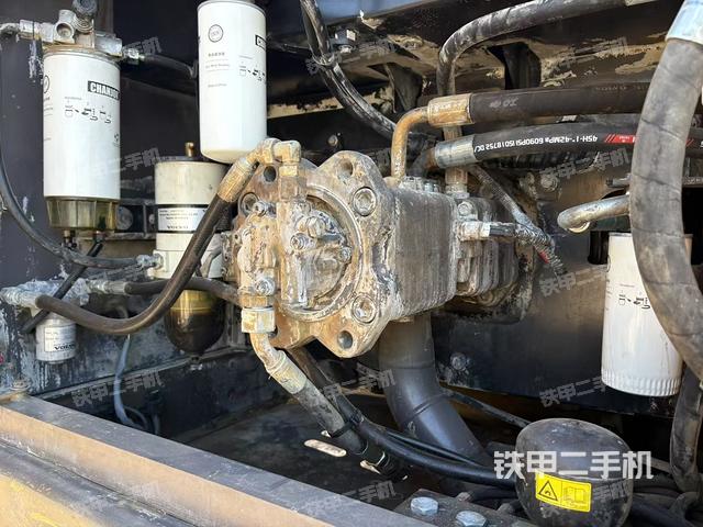 液壓泵艙室正面整體(整機(jī)外觀) 液壓泵艙室正面整體(整機(jī)外觀)