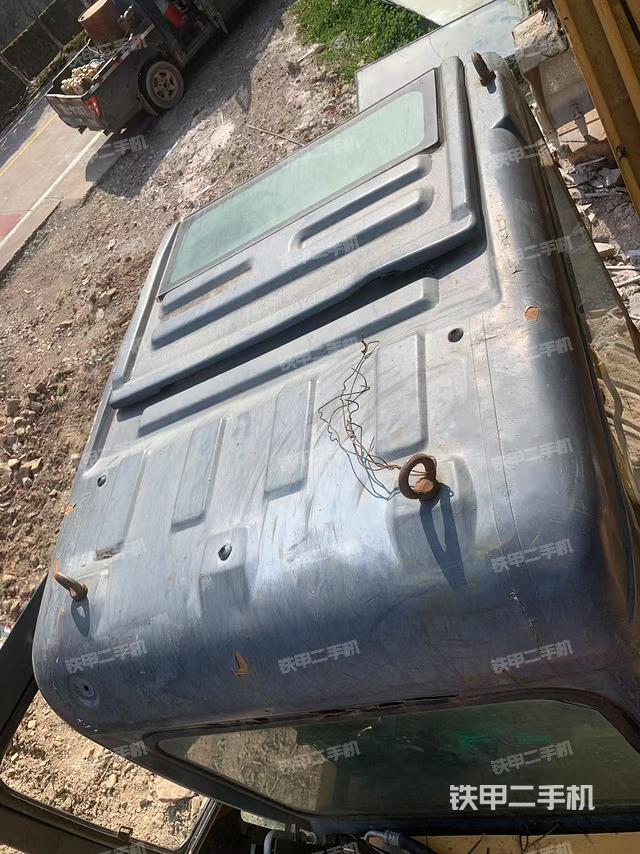 駕駛室頂部(整機(jī)外觀) 駕駛室頂部(整機(jī)外觀)