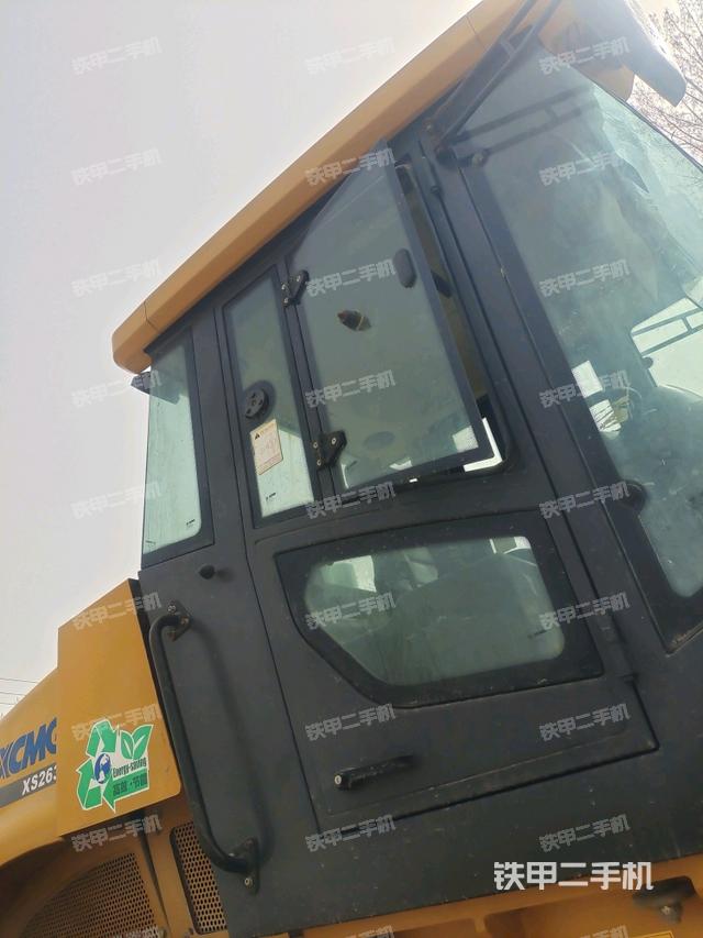 左側(cè)正面照（壓路機(jī)駕駛室）