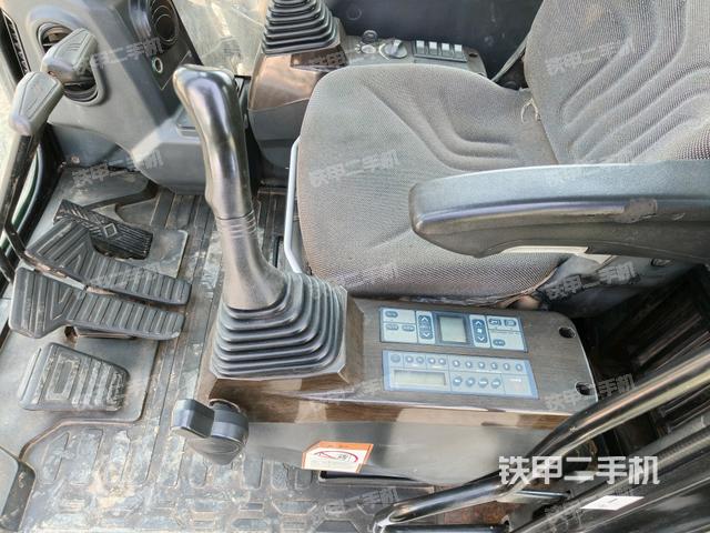 行走控制手柄和踏板?俯拍（駕駛室部分）