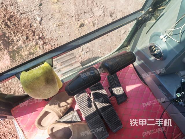 行走控制手柄和踏板?俯拍(駕駛室部分) 行走控制手柄和踏板?俯拍(駕駛室部分)