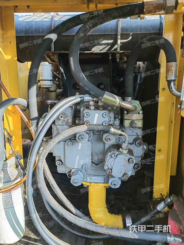 液壓泵艙室正面整體（整機外觀）