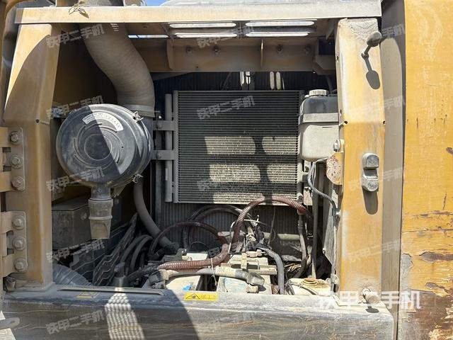 散熱器正面(大件艙室) 散熱器正面(大件艙室)