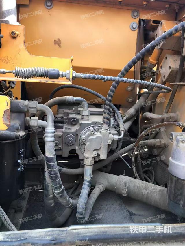 液壓泵艙室正面整體(整機(jī)外觀) 液壓泵艙室正面整體(整機(jī)外觀)