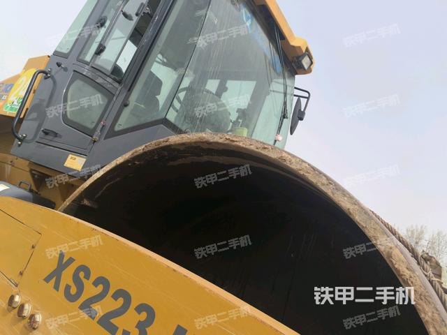 前車(chē)架正右側(cè)（壓路機(jī)前后車(chē)架）