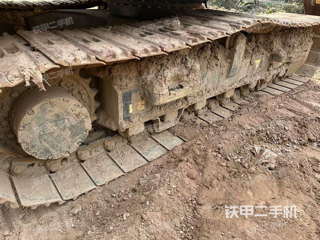 單側(cè)履帶整體(整機(jī)外觀) 單側(cè)履帶整體(整機(jī)外觀)