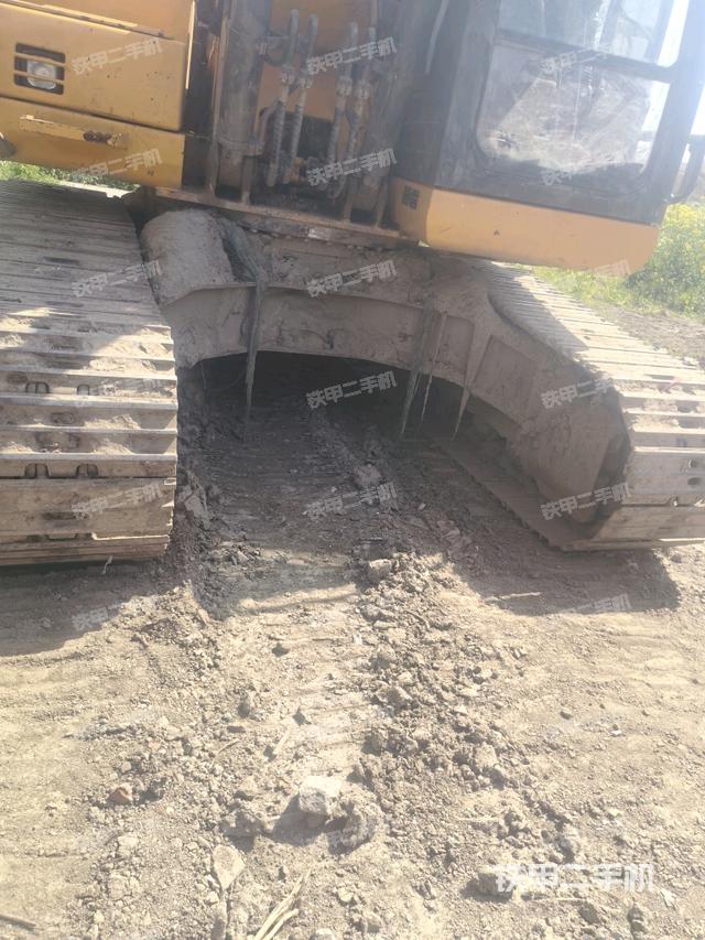 轉盤和下車架正前(工作和回轉裝置) 轉盤和下車架正前(工作和回轉裝置)