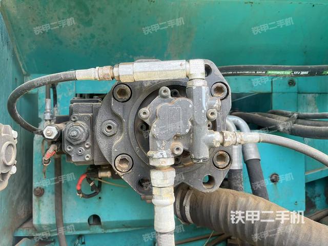 液壓泵艙室正面整體(整機外觀) 液壓泵艙室正面整體(整機外觀)