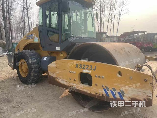 右前45°(壓路機(jī)整機(jī)外觀) 右前45°(壓路機(jī)整機(jī)外觀)