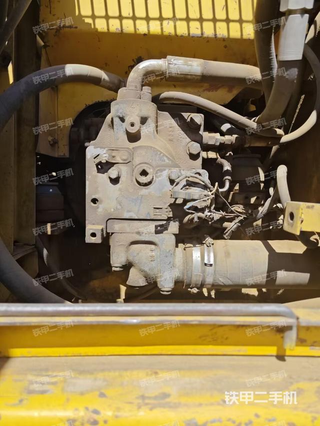 液壓泵艙室正面整體(整機(jī)外觀) 液壓泵艙室正面整體(整機(jī)外觀)