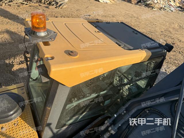 駕駛室頂部（整機外觀）