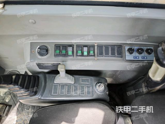 座椅右側(cè)控制臺/鑰匙門/油門/含右手柄(駕駛室部分) 座椅右側(cè)控制臺/鑰匙門/油門/含右手柄(駕駛室部分)