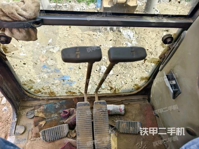 行走控制手柄和踏板?俯拍（駕駛室部分）